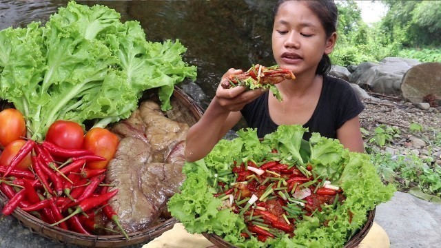 'Yummy egg fish spicy cooking with Salads - Egg fish for Lunch food ideas in the jungle'