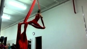 '25.10.2014 выступление воздушных акробатов на открытие нового фитнес центра König Gym\"))'