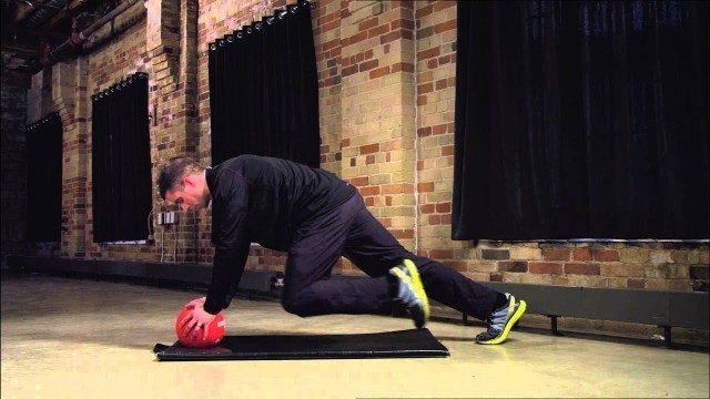 'Planche en appui sur un ballon, avec mouvement de la jambe dans tous les plans'
