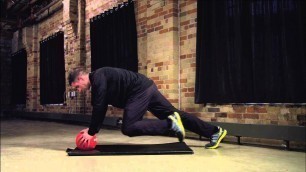 'Planche en appui sur un ballon, avec mouvement de la jambe dans tous les plans'